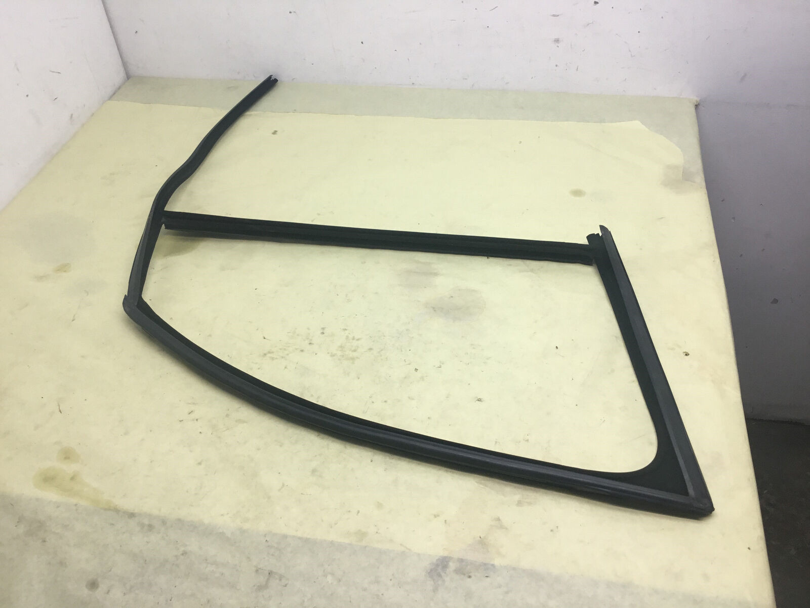 Bentley Flying Spur W12 Front Right Door Window Seal Weather Strip 13-18 |:Y