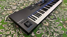 Native Instruments Komplete Kontrol S61 MK2 MIDI Keyboard - Original Box