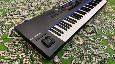 Native Instruments Komplete Kontrol S61 MK2 MIDI Keyboard - Original Box