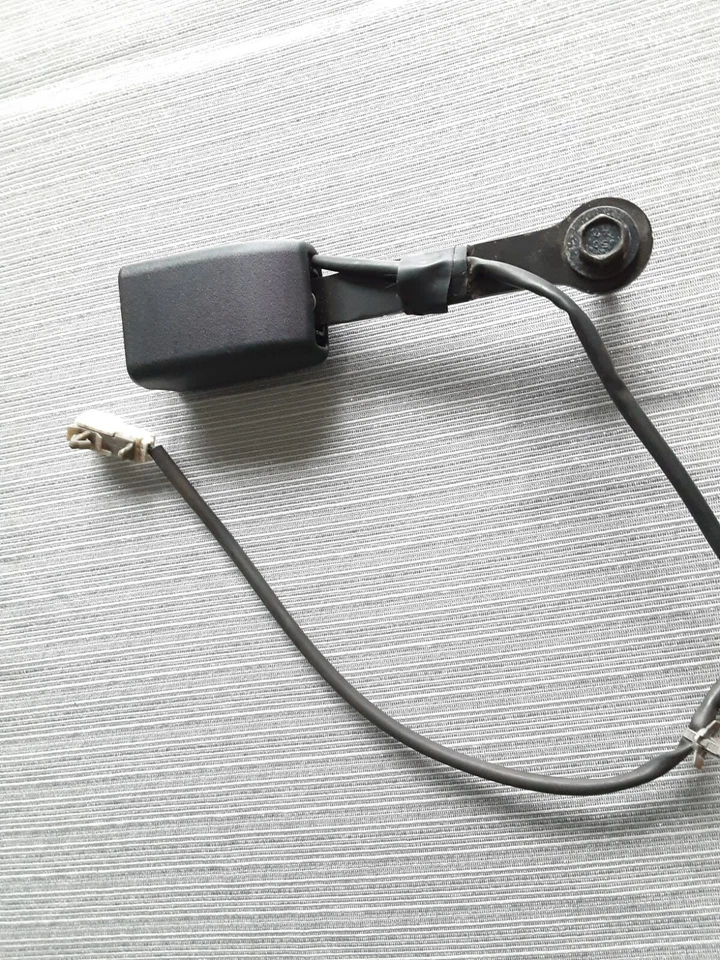 Nissan Versa Note 2014-2019 hebilla de cinturón de seguridad del lado derecho del pasajero OEM* Foto 2 de 4