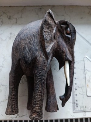 Elefantenfigur aus massivem Holz im Vintage-Stil   möglicherweise handgefe