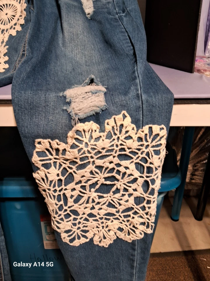 Jumper Denim Retro StyIe Distressed Blue Jeans Crochet Decorated Size 11 - Image 4 of 4