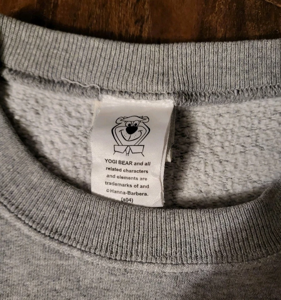 Sudadera De Colección Yogi Bear's Jellystone Park Para Hombres Años 90 Jellystone Departamento Atlético Foto 4 de 4