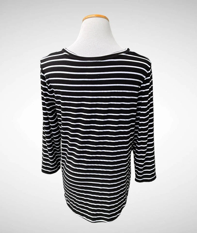 Camiseta Pullover Lili’s Closet Rayas Blancas y Negras con Bolsillo en Contraste, Talla L Foto 3 de 4