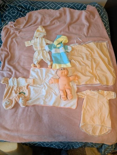 Cabbagepatch Kids Premie 1986 With 4 Outfits