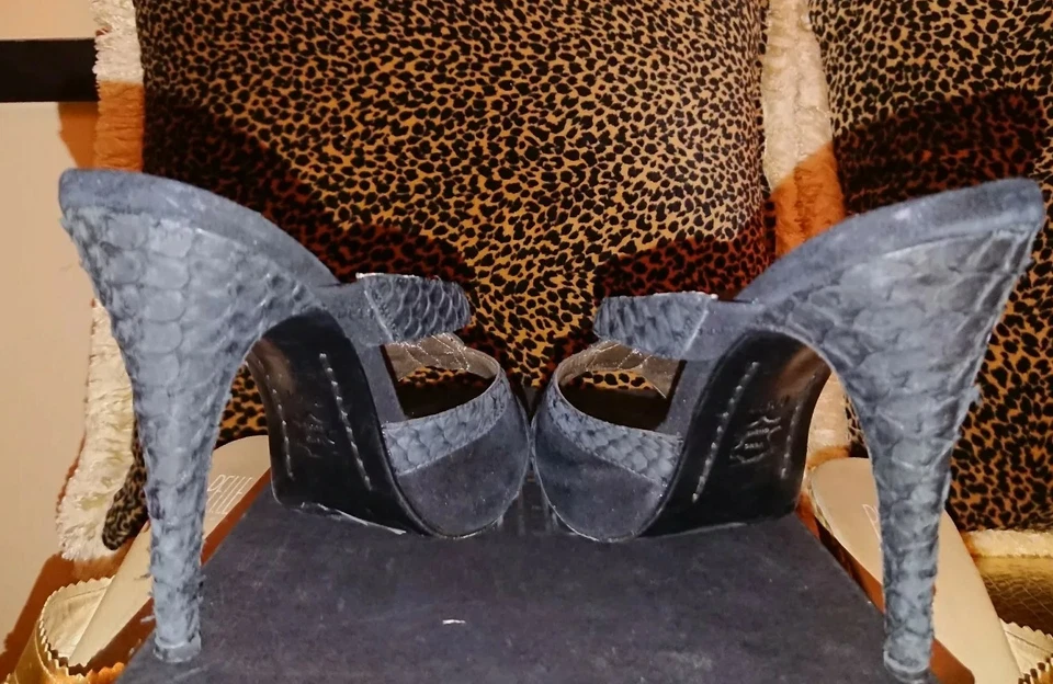 EUC Boxed PELLE MODA Black Xtatic Metallic Charcoal Gunmetal Platform Pumps 8.5 - Image 2 of 4