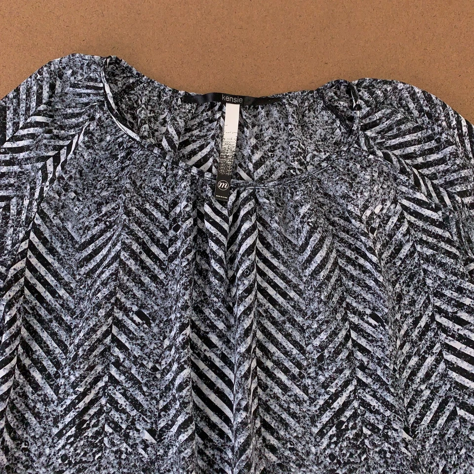 Prenda para el torso pulóver peplum con cuello recogido manga 3/4 estampado gris medio Kensie para mujer Foto 3 de 4