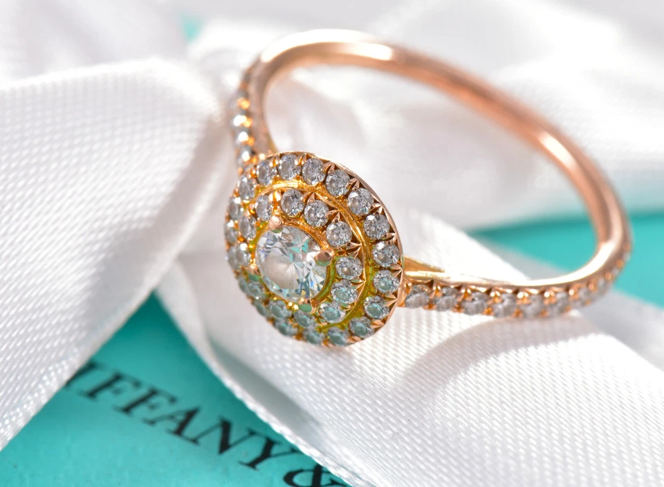 Anillo Tiffany & Co Soleste de diamantes de oro rosa talla 5,5 en caja banda de halo de 0,43 quilates Foto 3 de 4