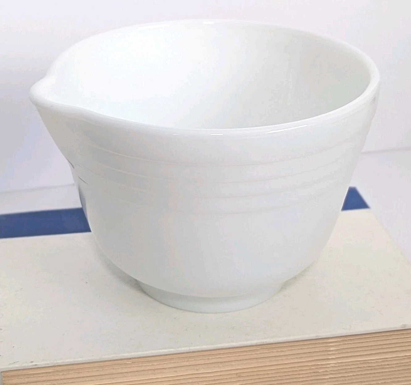 VINTAGE WHITE GLASS MIXING BOWL 1 QT WITH RIBBED SIDES AND POUR SPOUT 4 7/8" H