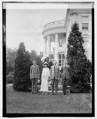 Photo:Coolidge Family at White House 1923 Portrait