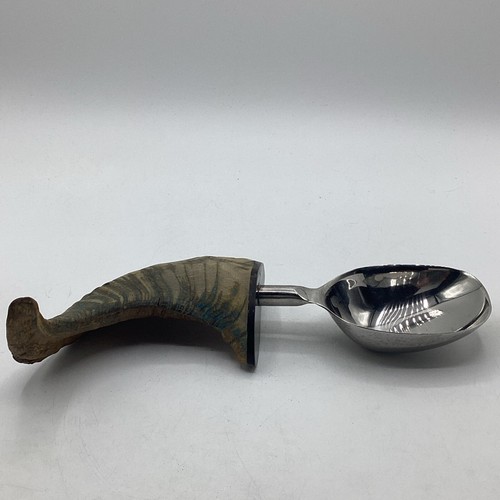 Godinger Silver Co. 5”x5” Curved Animal Horn Handled Large Serving Spoon - Picture 6 of 9