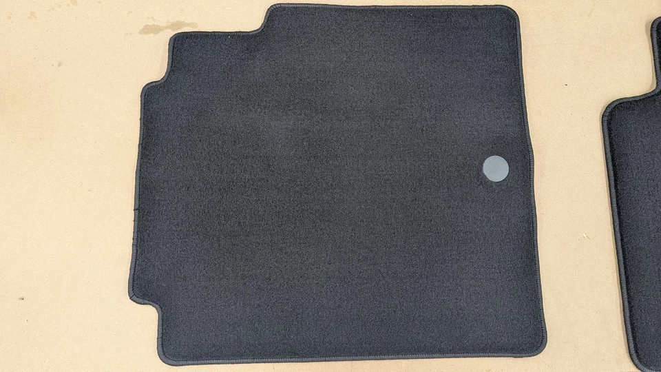 Juego de alfombrillas negras originales Mopar 2013-2020 Dodge Grand Caravan 1YZ37DX9AA Foto 4 de 4