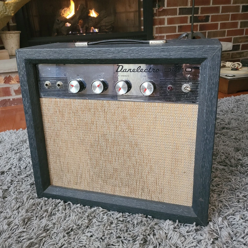 Danelectro DM10 All Tube Guitar Amplifier 1960's. Works Great, All Original.  - image 4 of 4