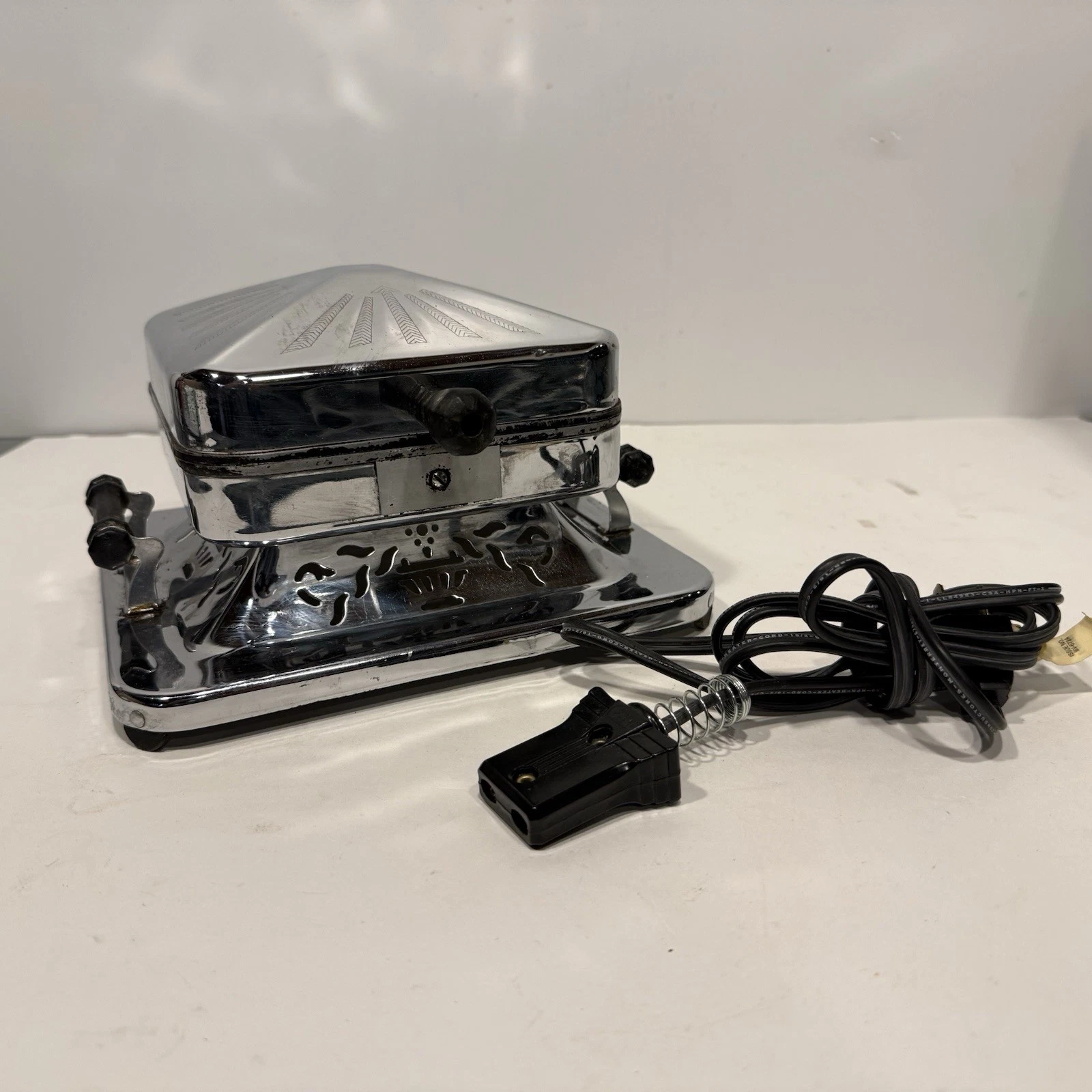 Vintage RODEX Model 463 Electric Waffle Maker Chrome Art Deco 1930s-40s Tested
Opens in a new window