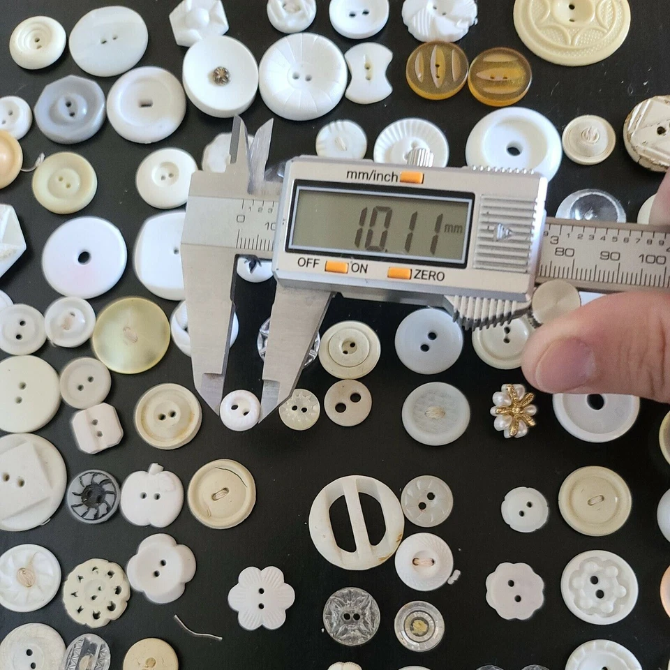 125x Vintage Buttons Mixed Lot Various Sizes - Mostly 2 Hole Unique Button Lot - Image 3 of 4