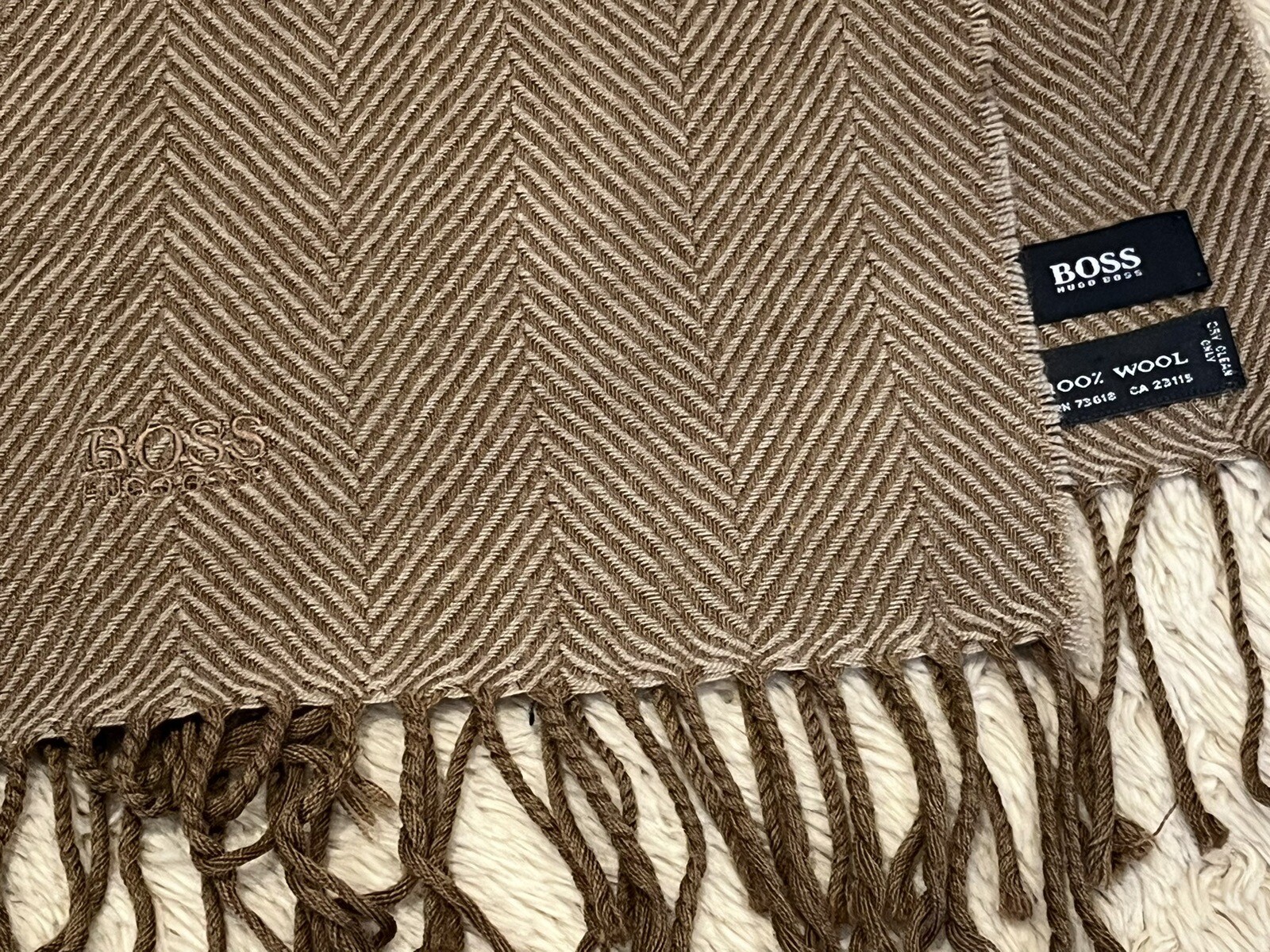 Hugo Boss mens brown silky herringbone all wool scarf w fringe 68 x 14