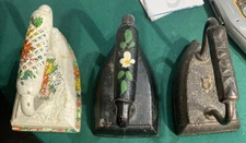3 SAD FLAT IRONS 2 PAINTED WHITE/BLACK/ANTIQUE/VINTAGE WAPAK (4.9-5 0.7-5 9.5)