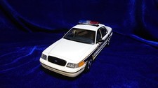 AUTOart 1/18 Ford Crown Victoria Police Interceptor Demonstrated 1999 Model Car