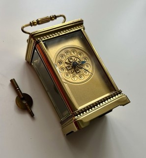 Antike verzierte Kutschenuhr Ormolu maskiertes Zifferblatt mit Schlüssel