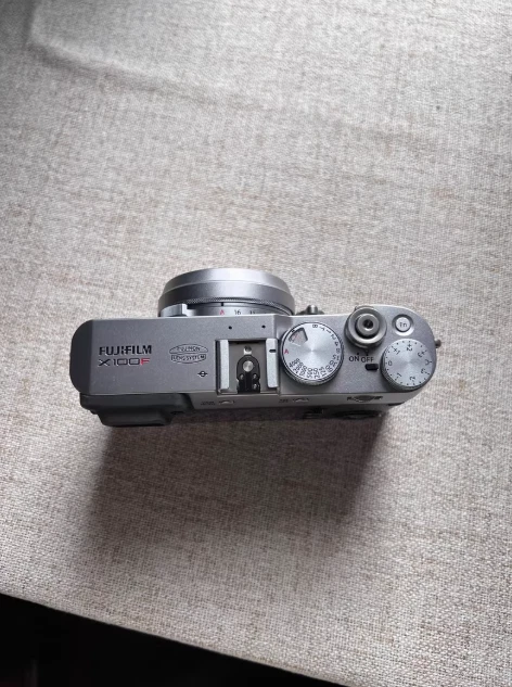 Fujifilm X100F Silver 24.3MP Digital Compact Cam Sleek Build High - Res Photo - Image 2 of 4