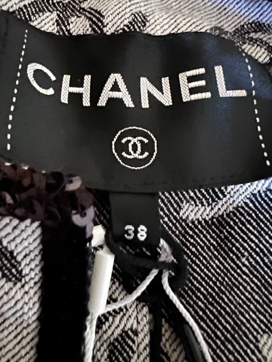CHANEL 22S NEW TAGS Black White CC LOGO JACKET JEWELED CHANEL 22S NEW TAGS Black White CC LOGO JACKET JEWELED