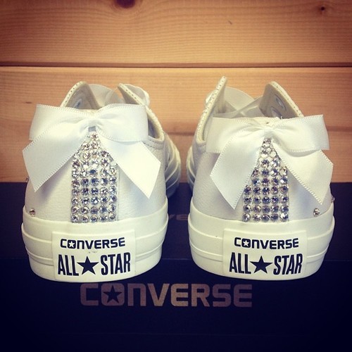 Converse bianche basse Monochrome con brillantini applicati fiocco hand  made | eBay