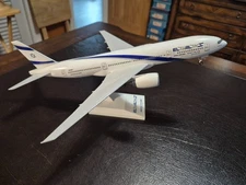 Skymarks SKR752 El Al Boeing 777-200 Gear Desk Top Display Model 1/200 Airplane
