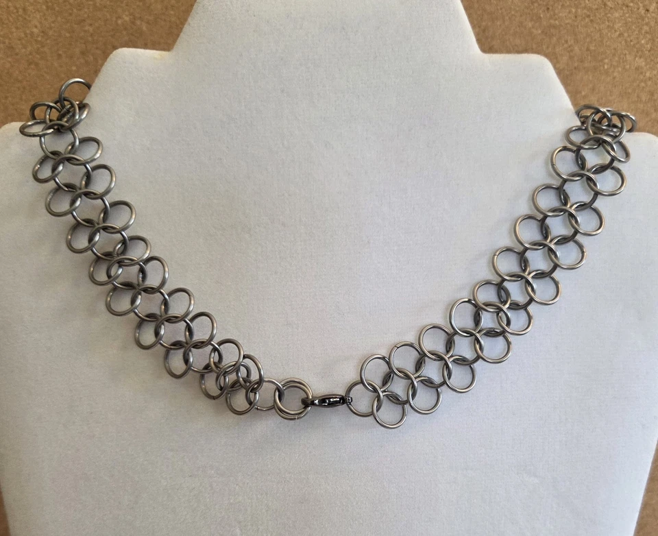 Gargantilla collar de cota de malla de acero renacentista para mujer con cristal rojo colgante 17" Foto 3 de 4