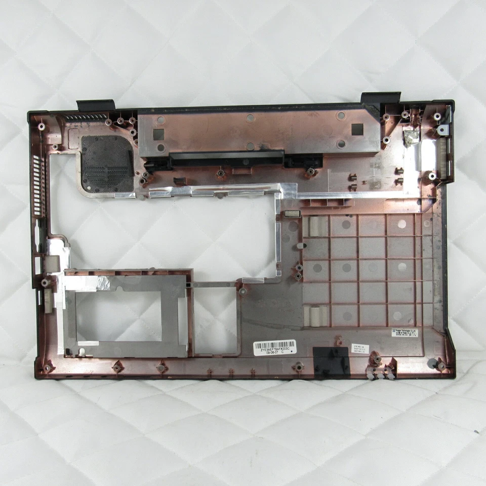 Fujitsu Amilo LI3710 BOTTOM BASE CASE COVER QUT1HYNZZZ0FX7 1HYNZZZ0FX7 - Image 2 of 2