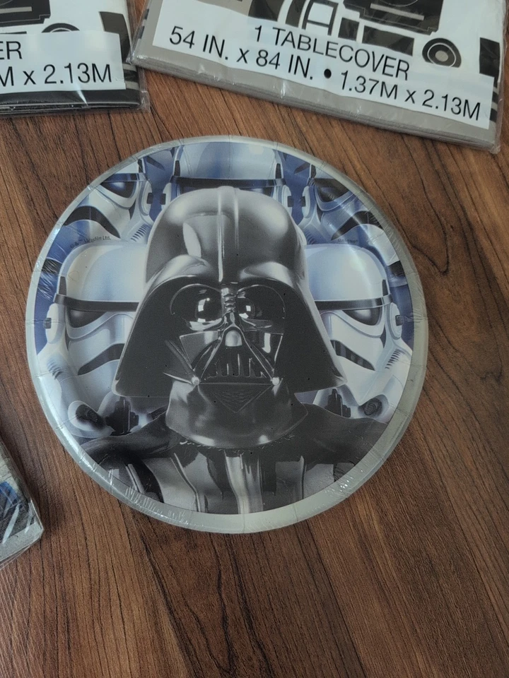 Platos clásicos de Star Wars, servilletas BB8 R2D2 y 3 manteles todo nuevo en paquete Foto 2 de 4