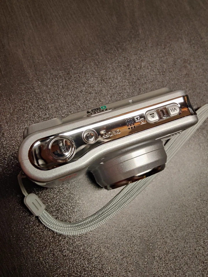 Nikon COOLPIX L5 7.2MP Digital Camera Silver Tested Works - Image 2 of 4