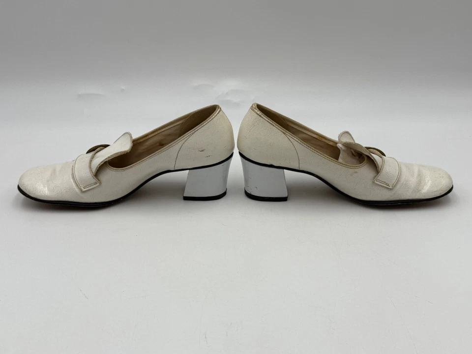 Lote de 5 pares de zapatos de charol vintage de los años 60/70 para niñas accesorios exhibición de museo Foto 3 de 4