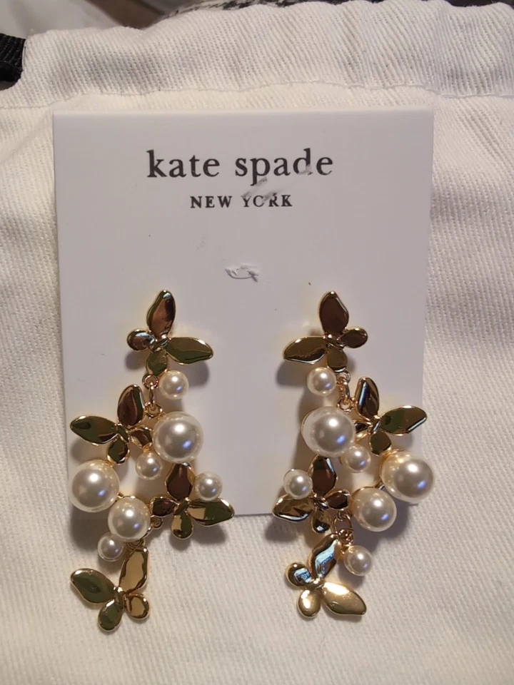 Pendientes colgantes Kate Spade mariposa y perlas tono dorado Foto 2 de 4