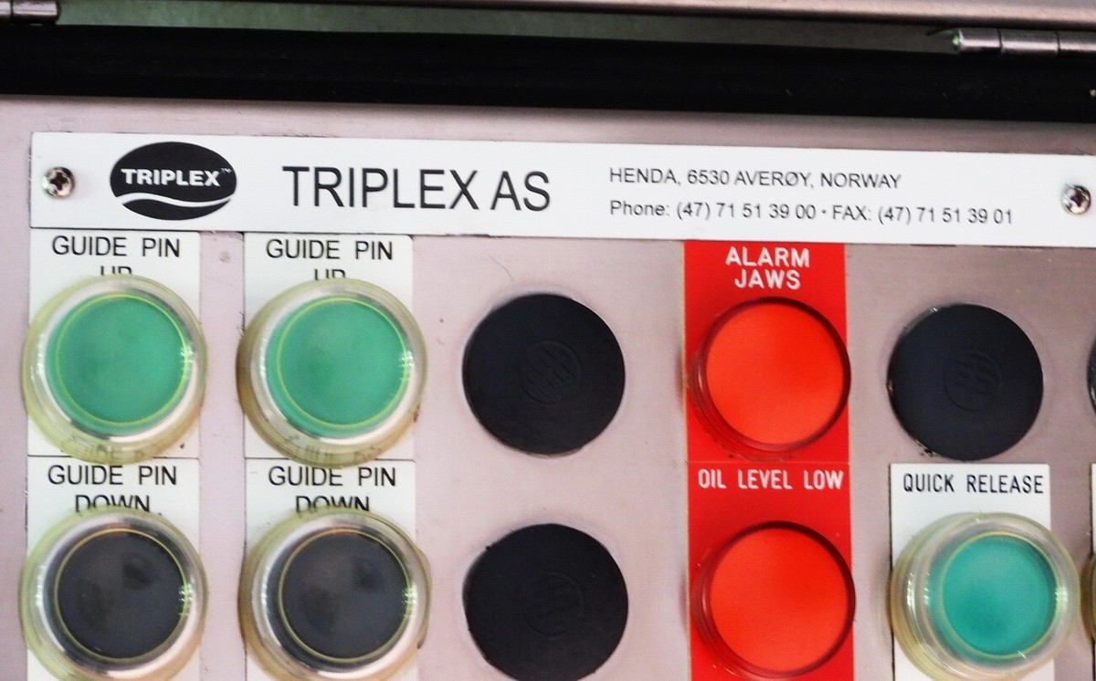 TRIPLEX A/S SHIP SHARK JAW GUIDE PINS CONTROL PANEL SERIES TRIPLEX A/S SHIP SHARK JAW GUIDE PINS CONTROL PANEL SERIES