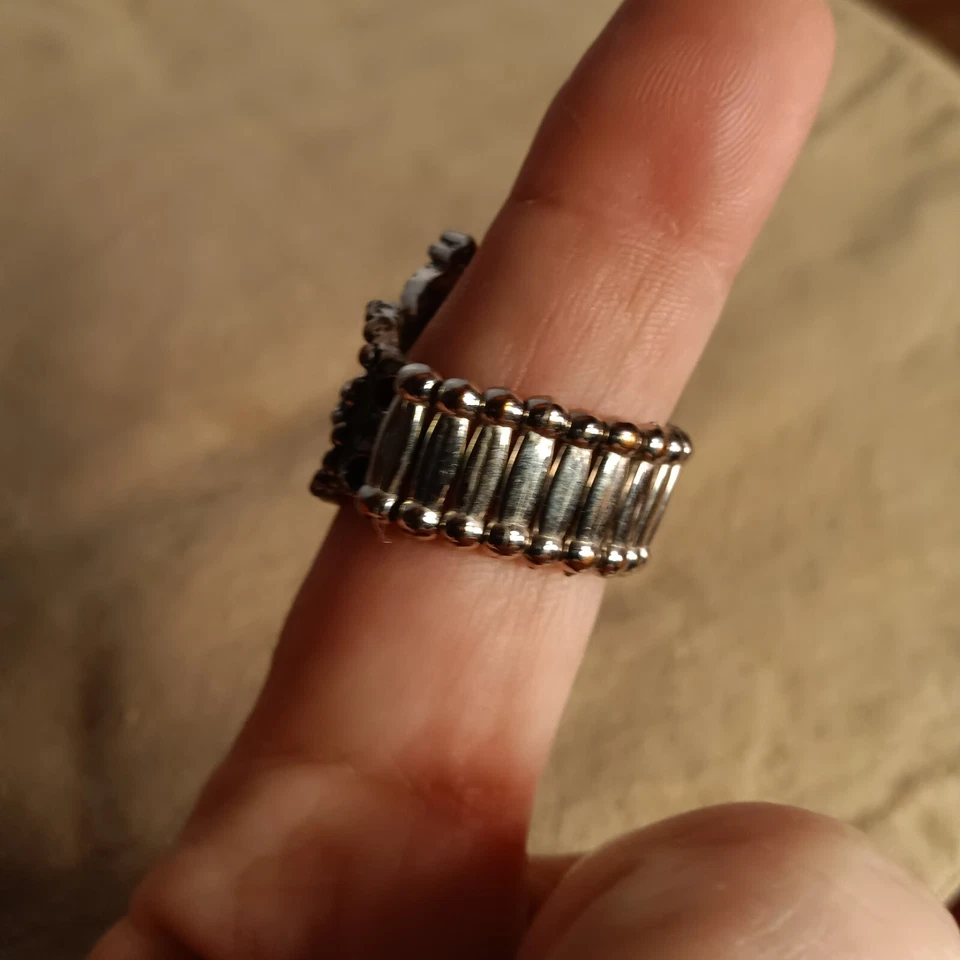 Anillo elástico de metal tono plata, 3 piedras negras, talla única para la mayoría Foto 4 de 4