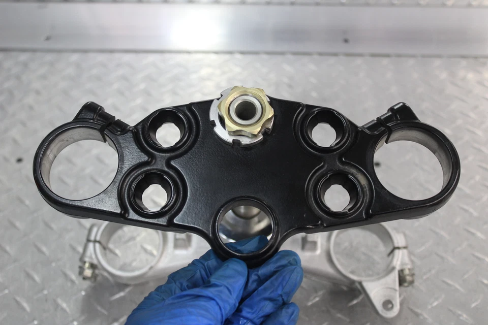 Abrazadera de horquilla delantera Suzuki Hayabusa GSX1300R 2006 triple vástago de árbol Foto 2 de 4