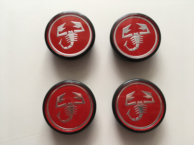 Set Di 4 Coprimozzo Abarth Con Logo Scorpione – Compatibili Fiat 500, 595, 695 – Argento E Rosso, Diametro 135 Mm