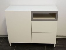 Kommode in weiß mit grauer Applikation mit mit hitzebeständiger Glasplatte