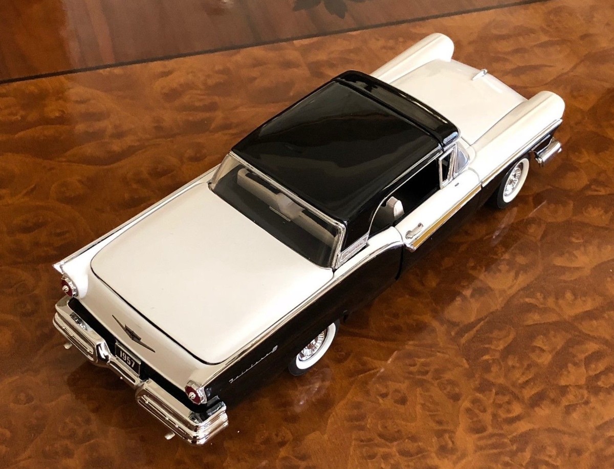Franklin Mint | 1:24 | 1957 Ford Fairlane Skyliner 500 | 2 Tone