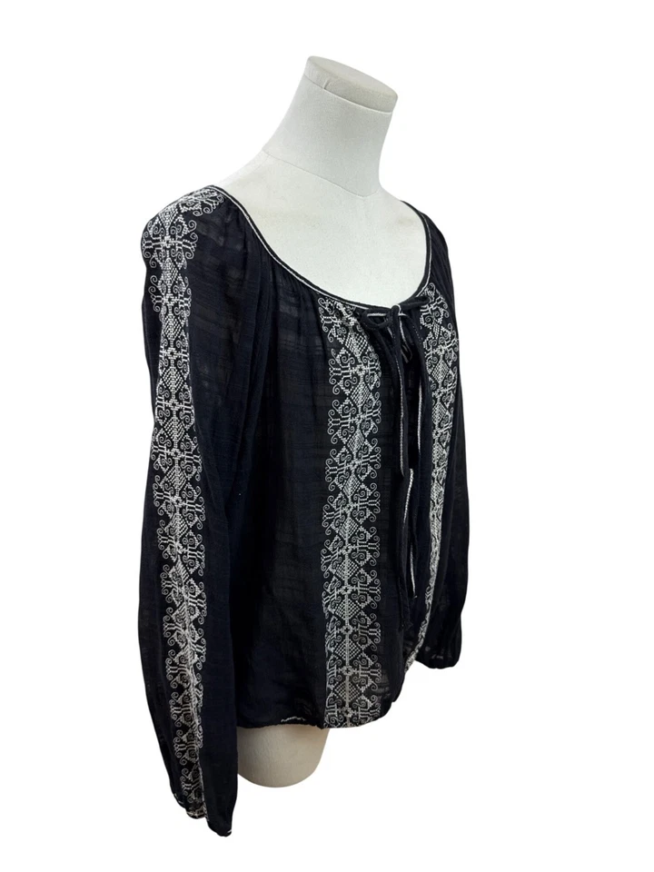 Blusa camponesa Max Studio feminina bordada estilo boho preta e branca tamanho XL - Imagem 2 de 4