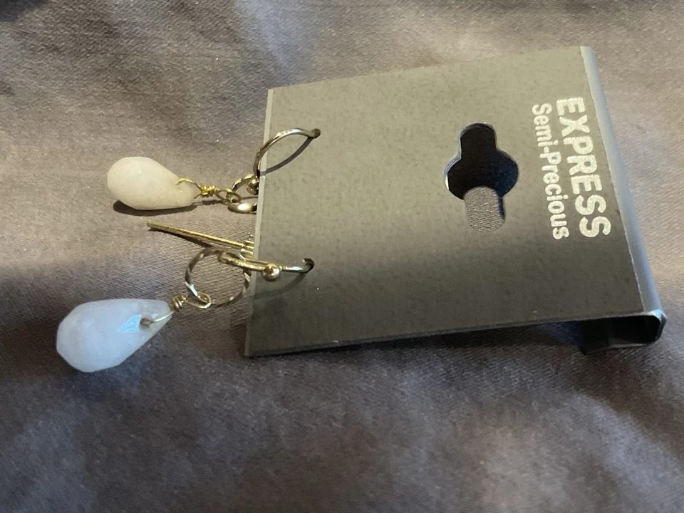 Pendientes semipreciosos Danty tono dorado EXPRESS originalmente $19,95 #1448 Foto 4 de 4