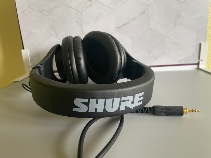 Shure Legendary Performance Headphones Black SRH440 with Carry Bag and Manual
