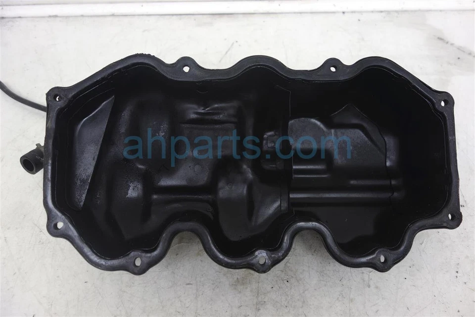 1996-1998 Nissan Pathfinder 3.3L Driver Side Valve Cover 13265-0W000 - Image 4 of 4