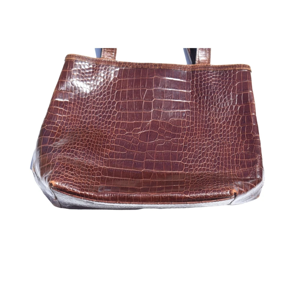 Bolso con asa superior de cocodrilo marrón oscuro INC para mujer Foto 3 de 4