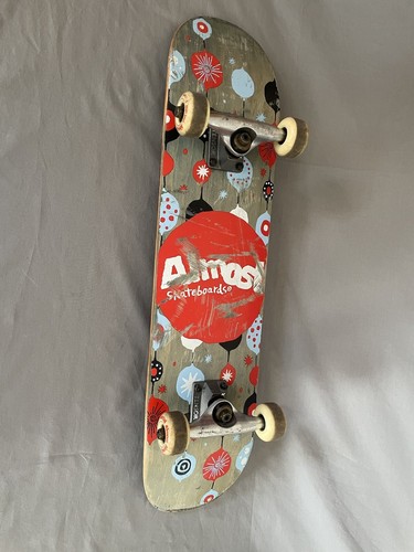 Skateboard Almost SKATEISTAN SKY DOODLE - Complet 31,1" X 7,5" - Trucks Tensor Rouges