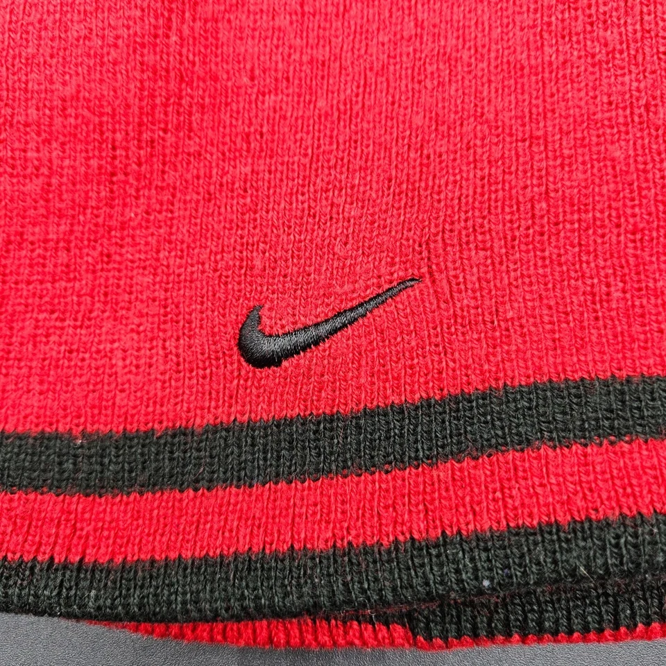 Nike Juvenil Reversible Tejido Gorro Rojo y Negro Rayas Diseño Deportivo Invierno Foto 2 de 4