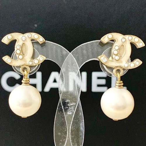 Chanel weiße CC Logos Strass Perlen Ohrstecker goldfarben 07A authentisch #9736