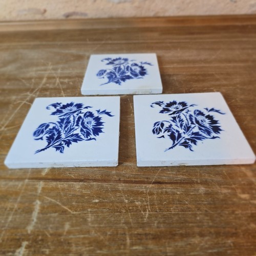 Lot de 3 Anciens Carreaux Faïence Saint Amand Hamage Nord, Décor fleurs bleues - Afbeelding 6 van 11