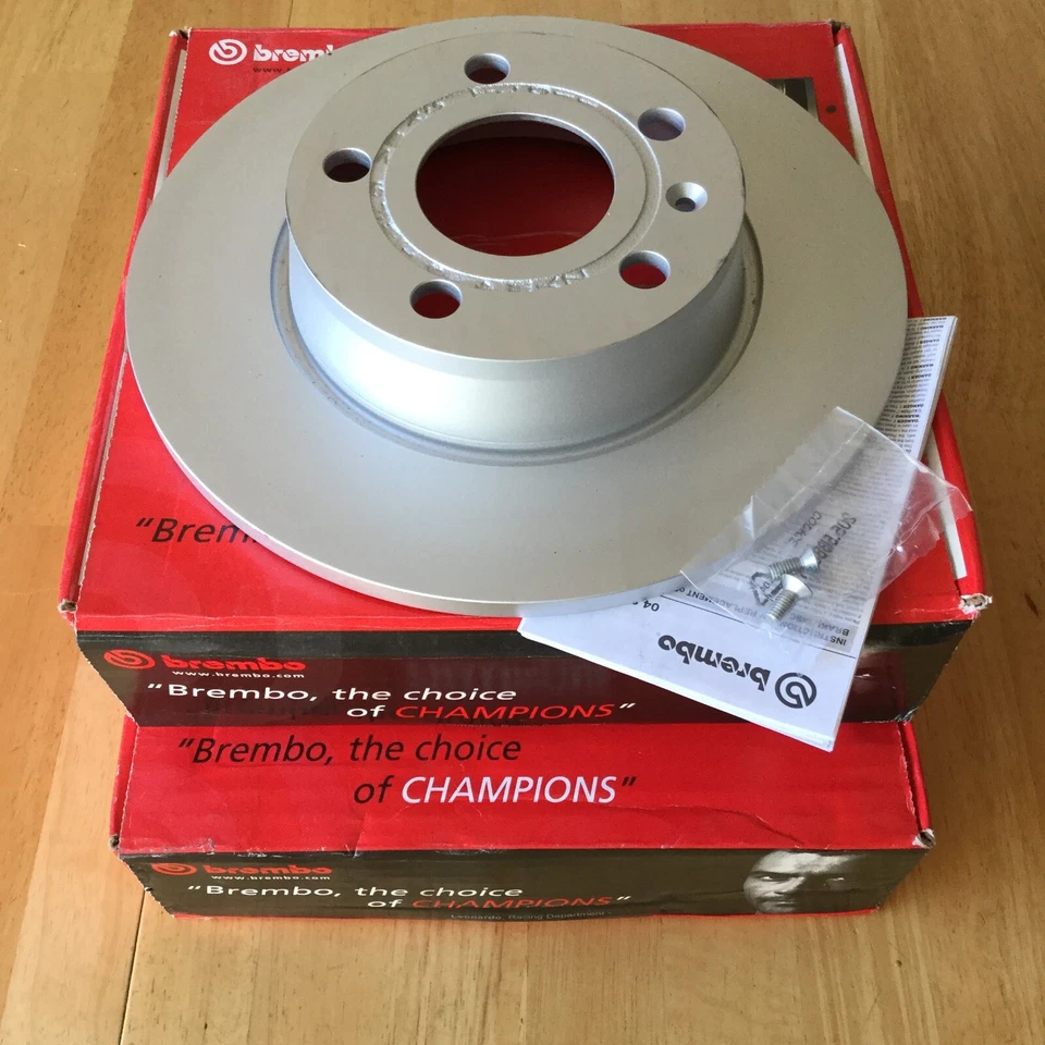 Dos nuevos rotores de freno trasero Brembo 08.B413.11 - Premium recubierto UV OE, se adapta a Audi y VW Foto 2 de 4
