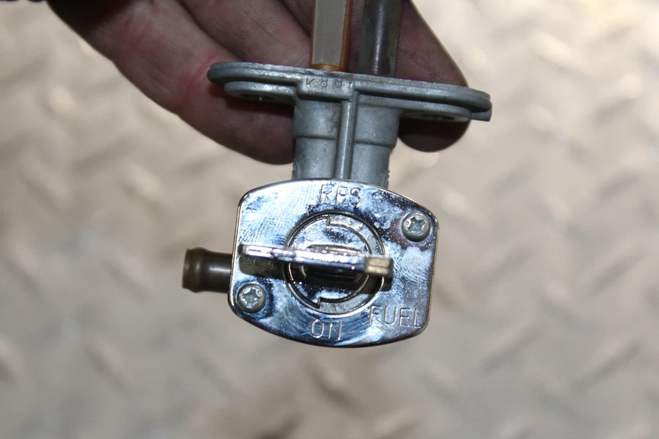 Kawasaki Vulcan 1500 VN1500E 1999 clásico tanque de gasolina llave de paso apagada Foto 3 de 4